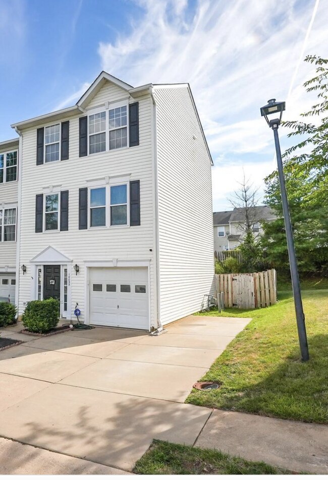 Bright & Spacious EndUnit Townhome in Des... Fredericksburg, VA
