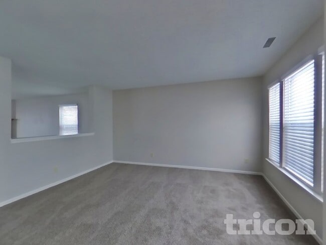 Photo - 9986 Split Rock Way