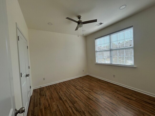 Photo - Bright and Spacious 3/2 Available Now!
