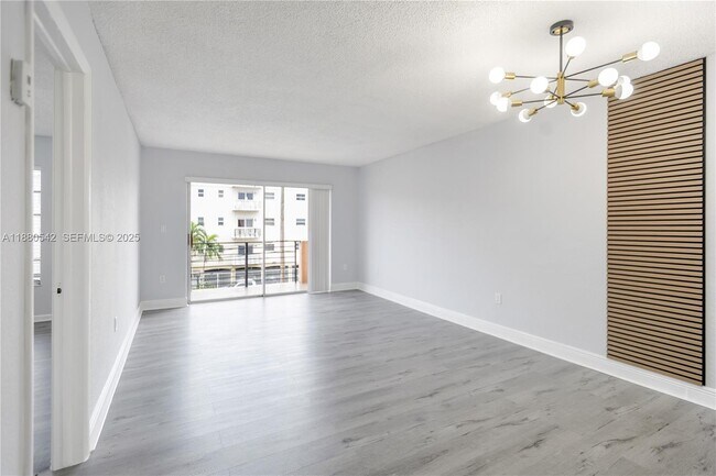 Photo - 365 NE 125th St Unidad 302