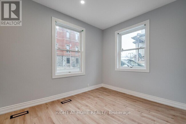 Photo - 97 Madawaska St