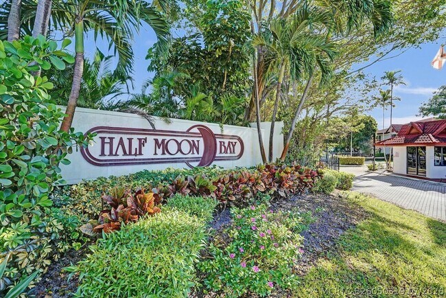 Building Photo - 107 Half Moon Cir Unit H1