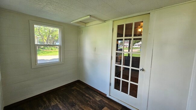 Photo - 301 N 1st St