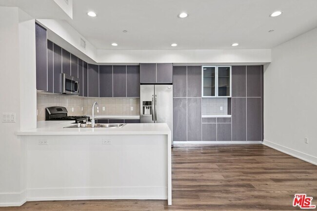 Photo - 1319 N Martel Ave Unit 304