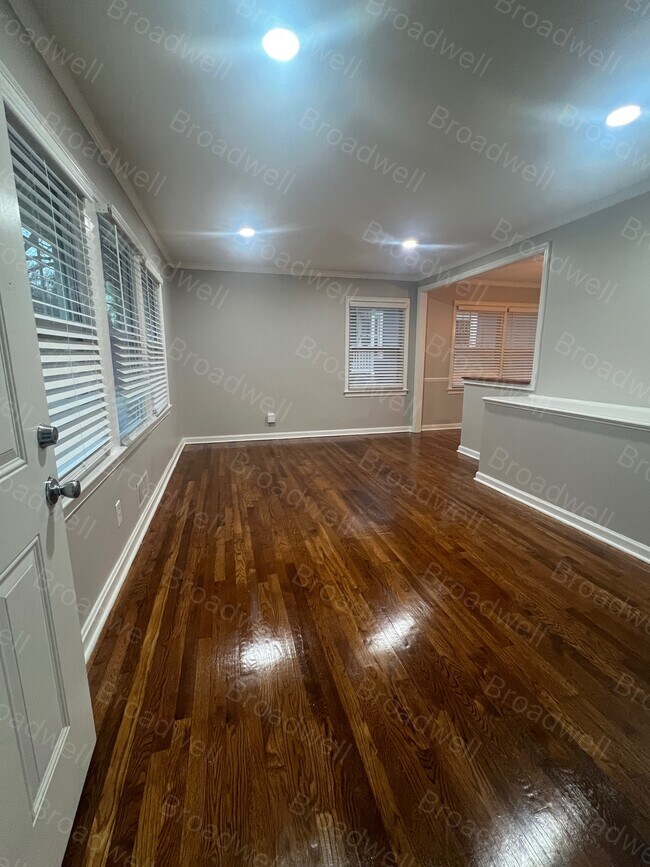 Photo - 955 Byron Dr SW