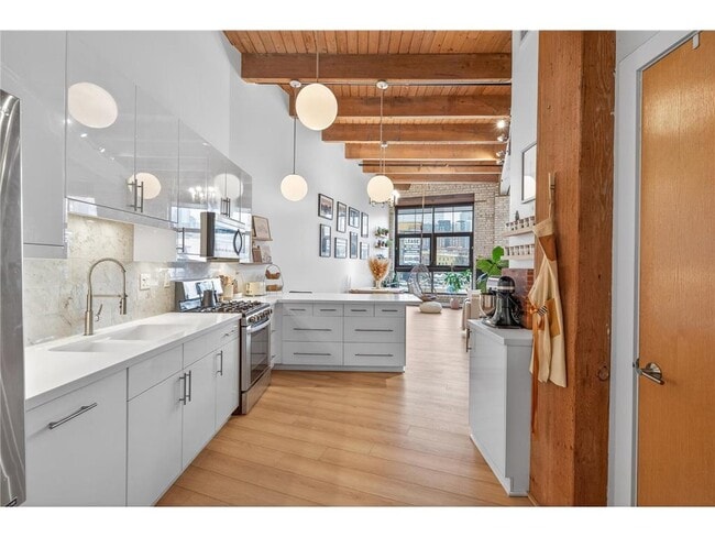 Building Photo - 404 N Washington Ave Unit 205