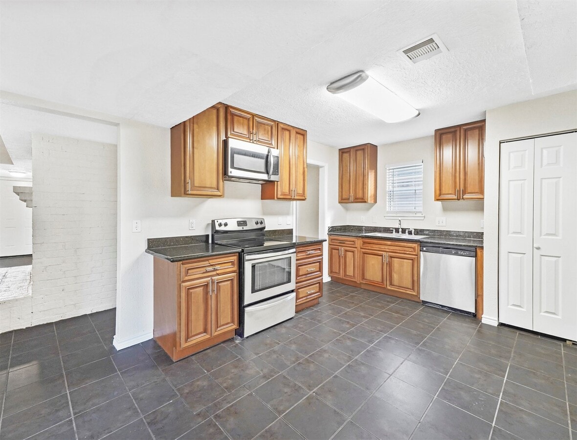 Photo - 817 Willow Creek Dr