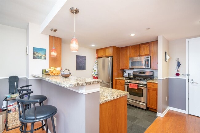 Building Photo - 700 Grove St Unit 4V