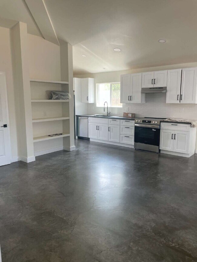 Photo - 1339 E 8th St Unidad Lumen-2bdrm