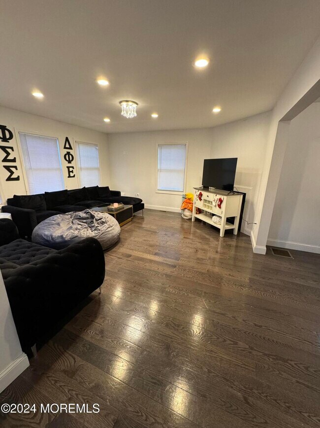 Photo - 215 Cedar St