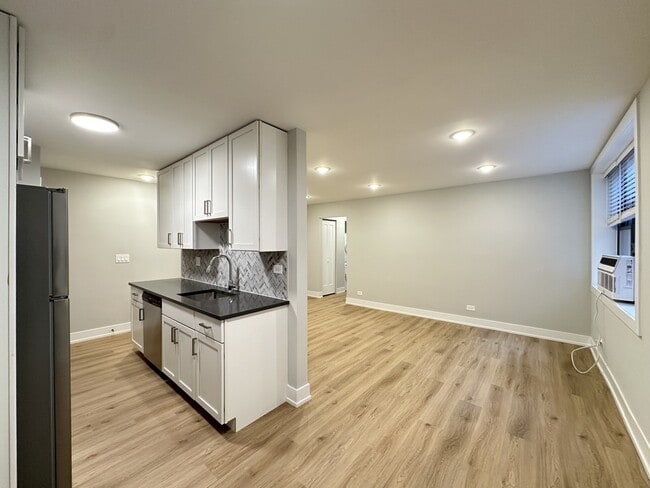 Building Photo - 503 W Aldine Ave Unit J05P