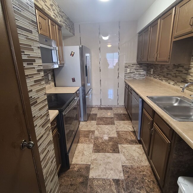 Photo - Spacious 3 BR+study/2.5 bath end-unit townhome w/balcony & patio!