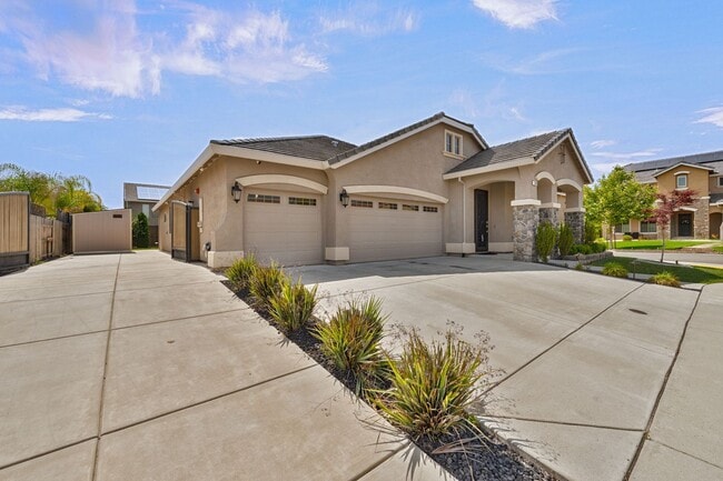 Building Photo - Beautiful Lincoln Home with Solar, 3-Car Garage & Trailer Parking!