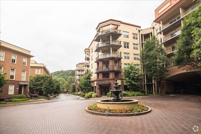 Building Photo - Gorgeous 2/2 Condo w/ Pool and Gym in Grea...