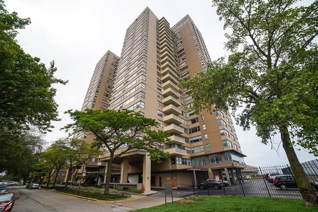 Building Photo - 6301 N Sheridan Rd Unit 9V