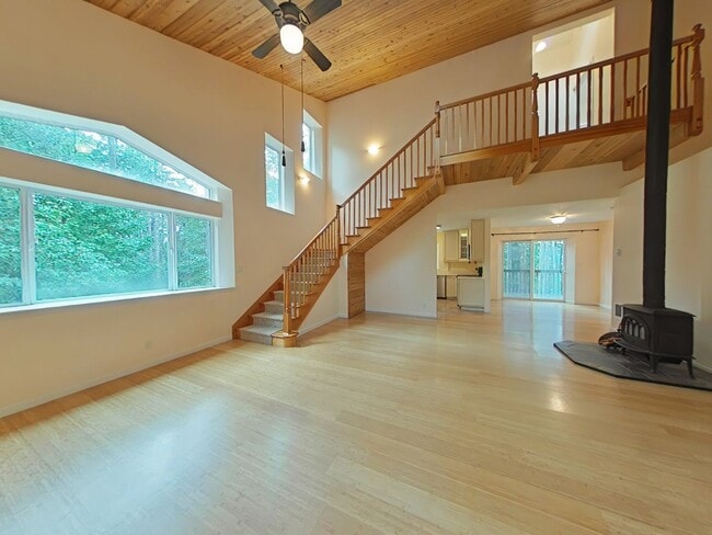 Building Photo - Huge 5 Bedroom Cabin-Style Home on 2+ Wood...
