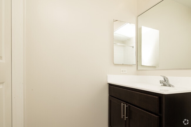 2BR, 2BA - 830SF - Primary Bathroom