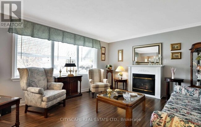 Photo - 729 Parker Crescent