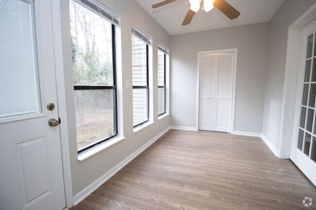 Building Photo - 3001 Village Creek Dr Rental