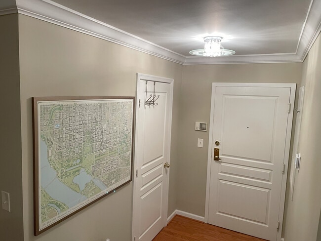 Entrada - 5565 Seminary Rd Unidad 104