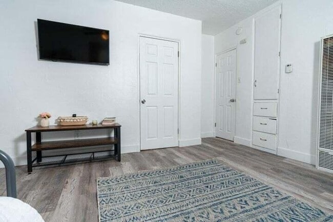 Photo - 545 Cedar St SE