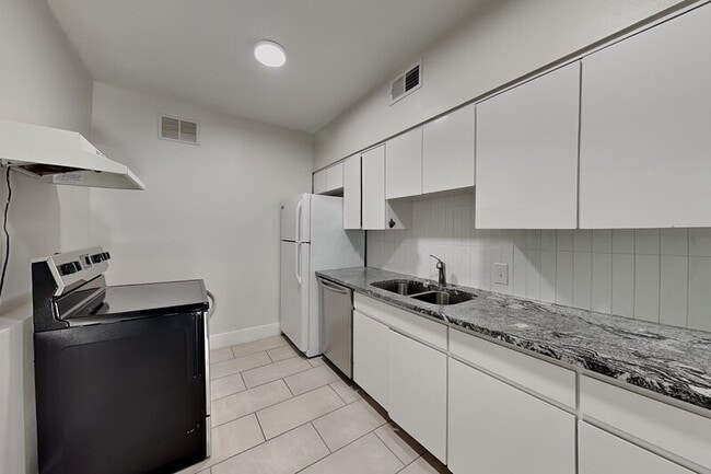 Photo - 3801 1/2 W Palmira Ave