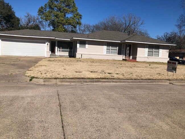 Building Photo - 1529 Woodland Dr