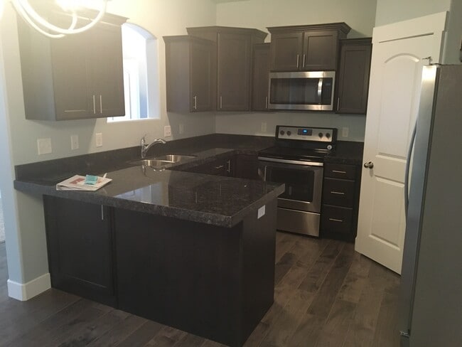 Building Photo - 3 Bed 2 Bath Condo with Garage