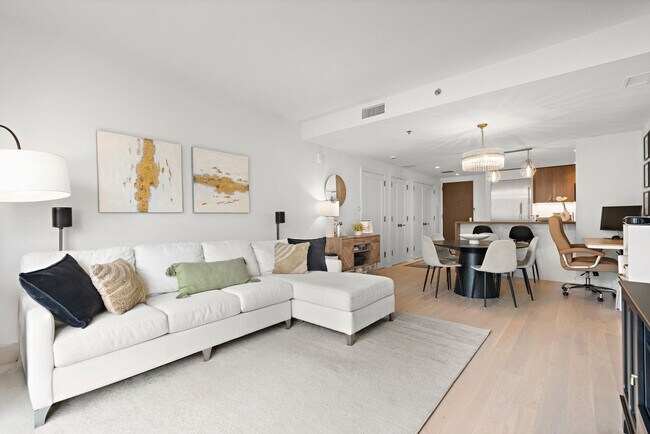 Building Photo - 1000 Maxwell Ln Unit 10D