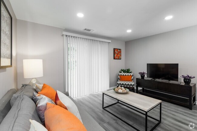 Building Photo - Move-in Ready Remodeled Townhome