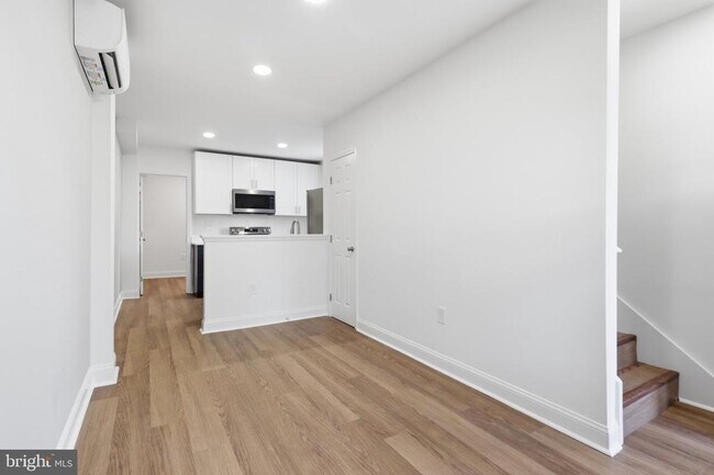 Photo - 20 E 7th St