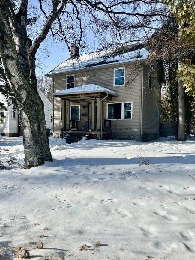 Building Photo - Available June 2025 - 5 Bed, 1 Bath home near campus!