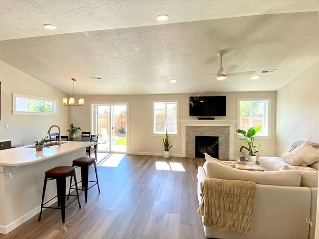 Photo - Modern Comfort in Northwest Redmond
