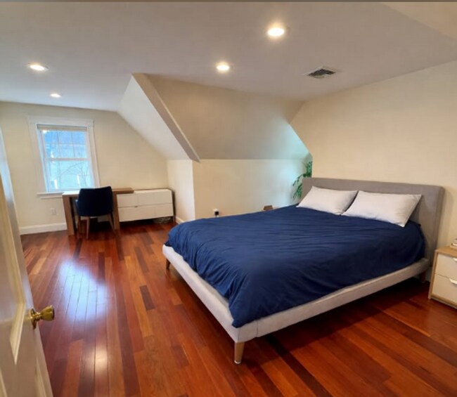 Photo - Furnished 2500 sq ft 3 Bed/3 Bath with Parking Unit 2