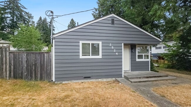 Building Photo - Updated 2-Bed Home Near Parks, Transit, and Light Rail
