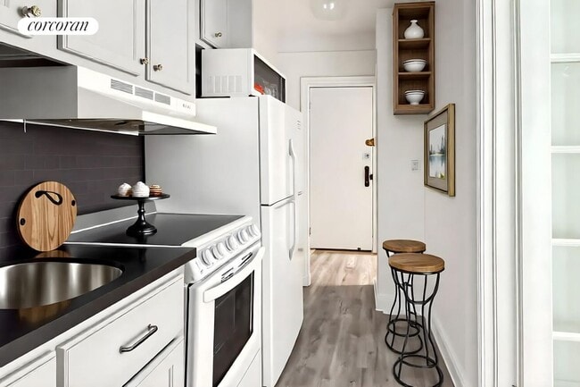 Photo - 128 W 13th St