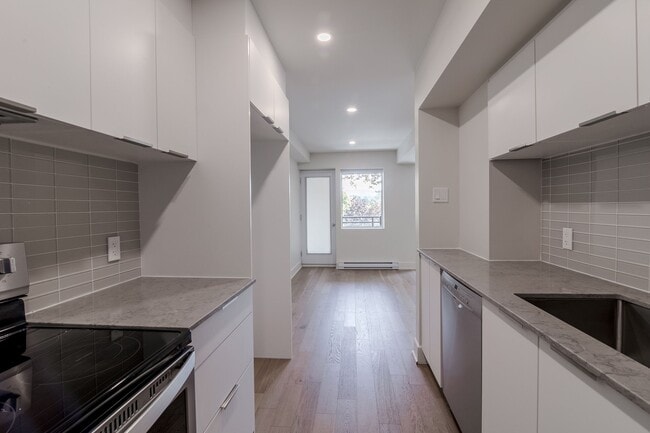 Building Photo - 37 Av. Roosevelt Unit 401