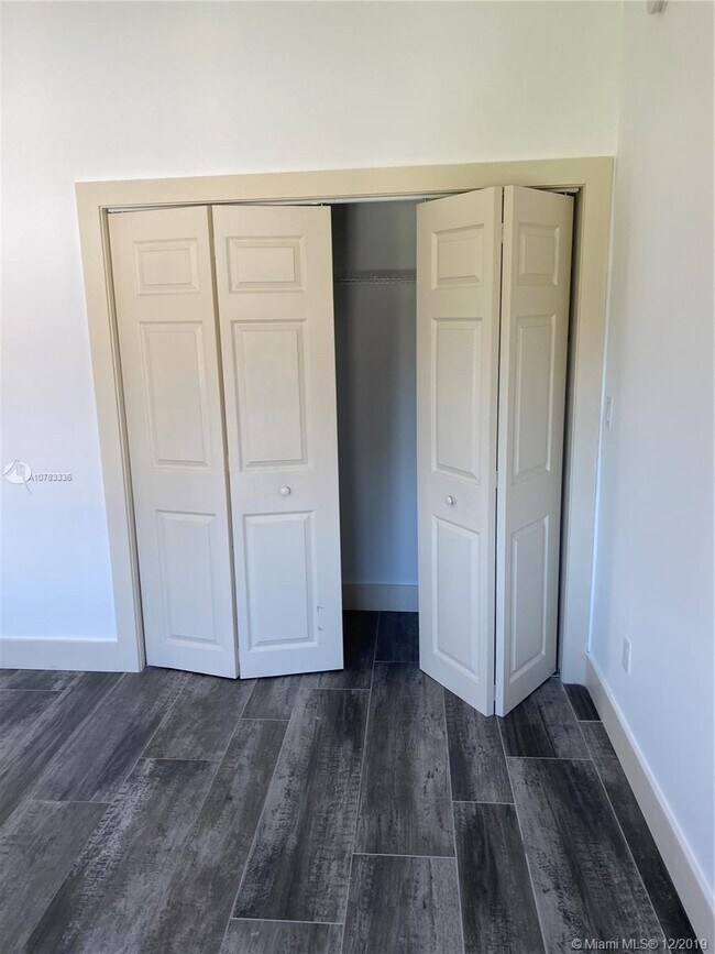 Photo - 2500 NE 192 St