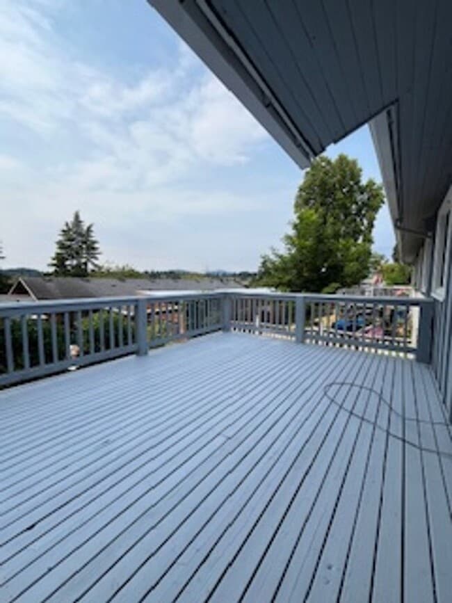 Building Photo - Elm Duplex Unit 215 B Rental