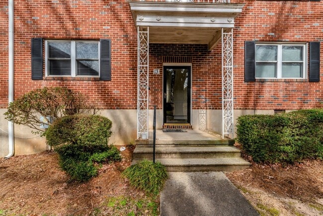 Building Photo - $975 - 2 bed/1 bath apartment for rent in Summerville, in-unit washer & dryer!