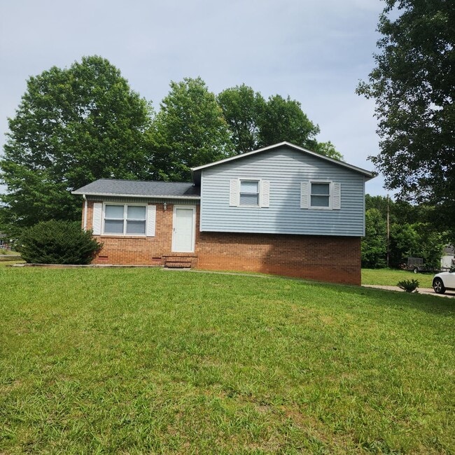 Building Photo - CUte and Cozy Split Level House FOR RENT i...