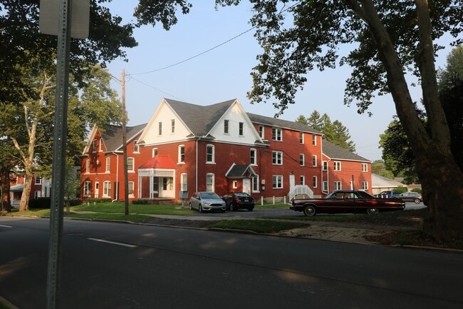 Building Photo - Two Bedroom apartment near engineering and... Unit 2
