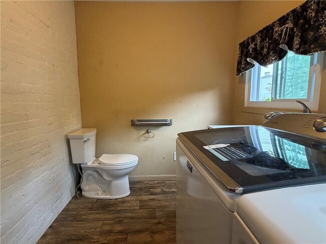 Photo - 301 W Clinton St