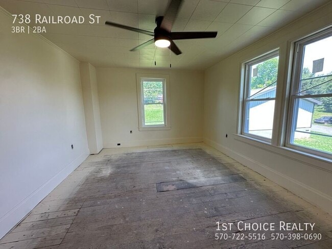Photo - 738 Railroad St