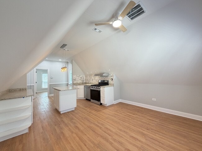 Building Photo - 1711 W Nelson St Unit J09P