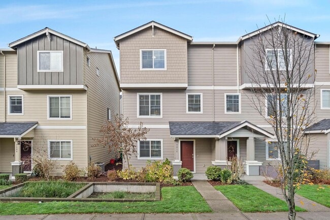 Photo - Newer sparkling clean 4-bdrm/3.5-bath townhome—2-car garage, near Forest Park