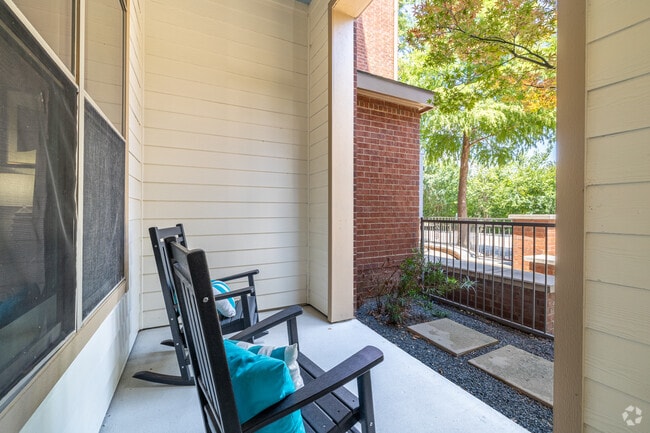 1BR, 1BA - 822SF - Patio