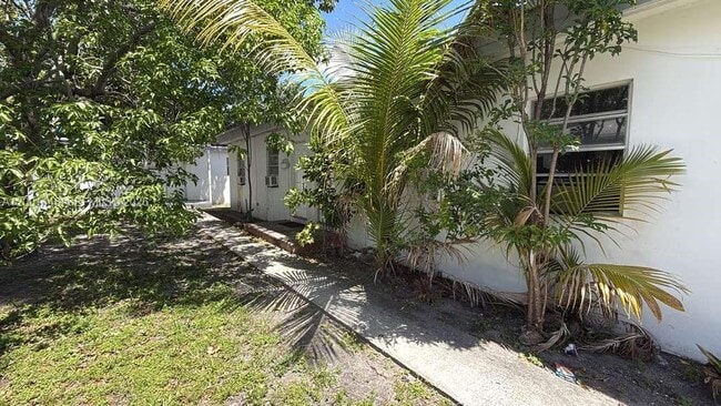 Building Photo - 817 NW 10th St Unit 2