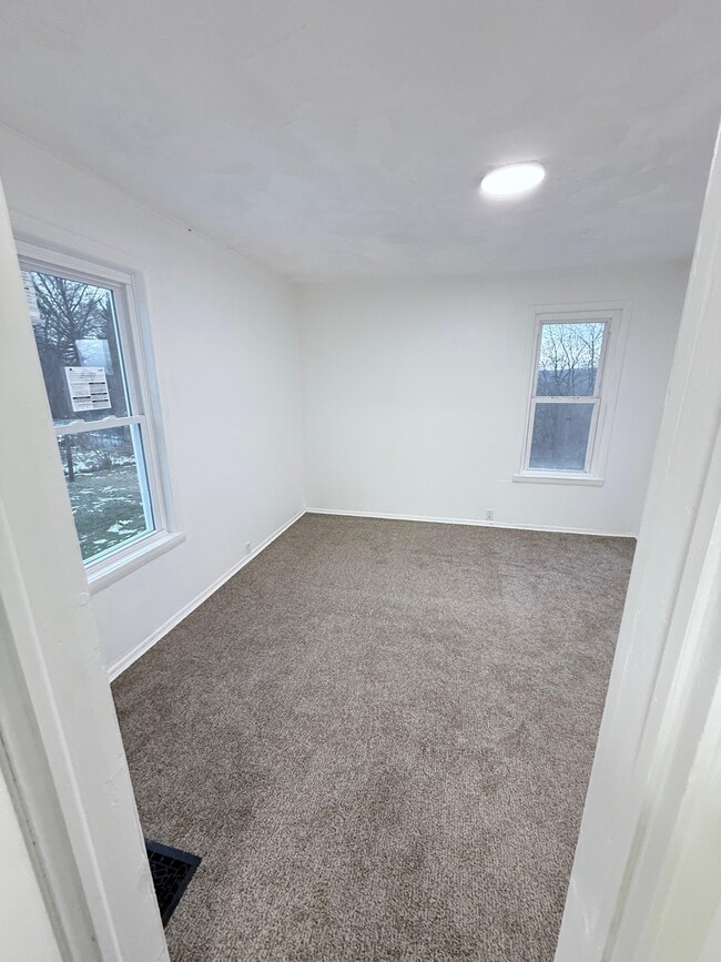 Photo - 537 McCully St