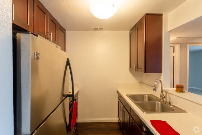 2BR, 1BA - 762 SF